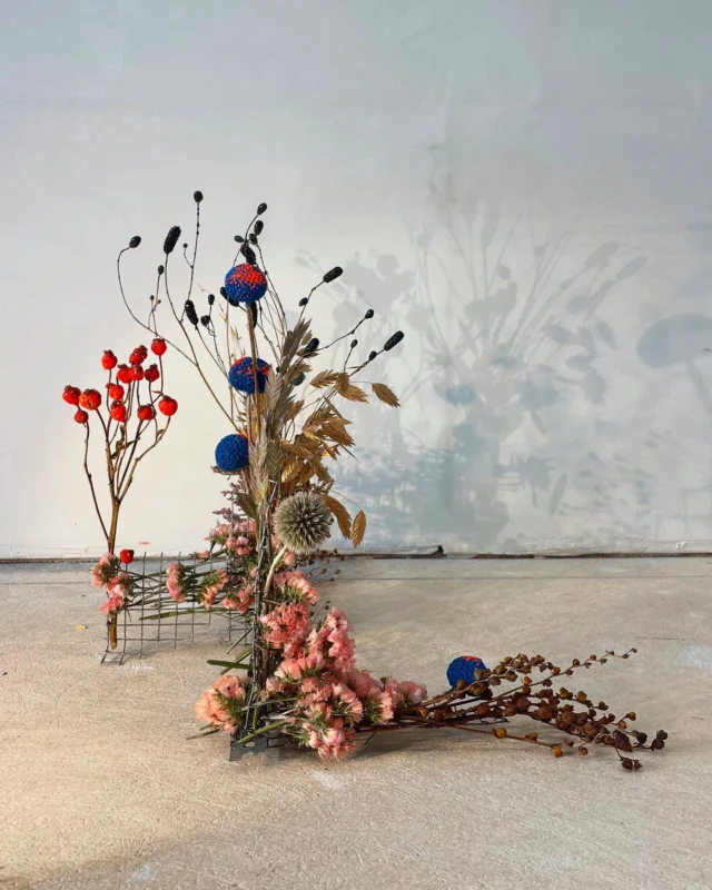 Blumenobjekte, entstanden aus dem, was da war – mit @sandraburn für @machtheater 
Unser Motto: « DO IT WITH WHAT YOU HAVE »
Spontan und mit Freude!